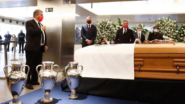 一众女人立刻叫起好来，有人大声喊道：打得好，打死这个不要脸的骚货。